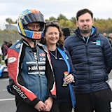 Team Hannafin: Fahrer Sam (li. mit Helm) und Tom Christie