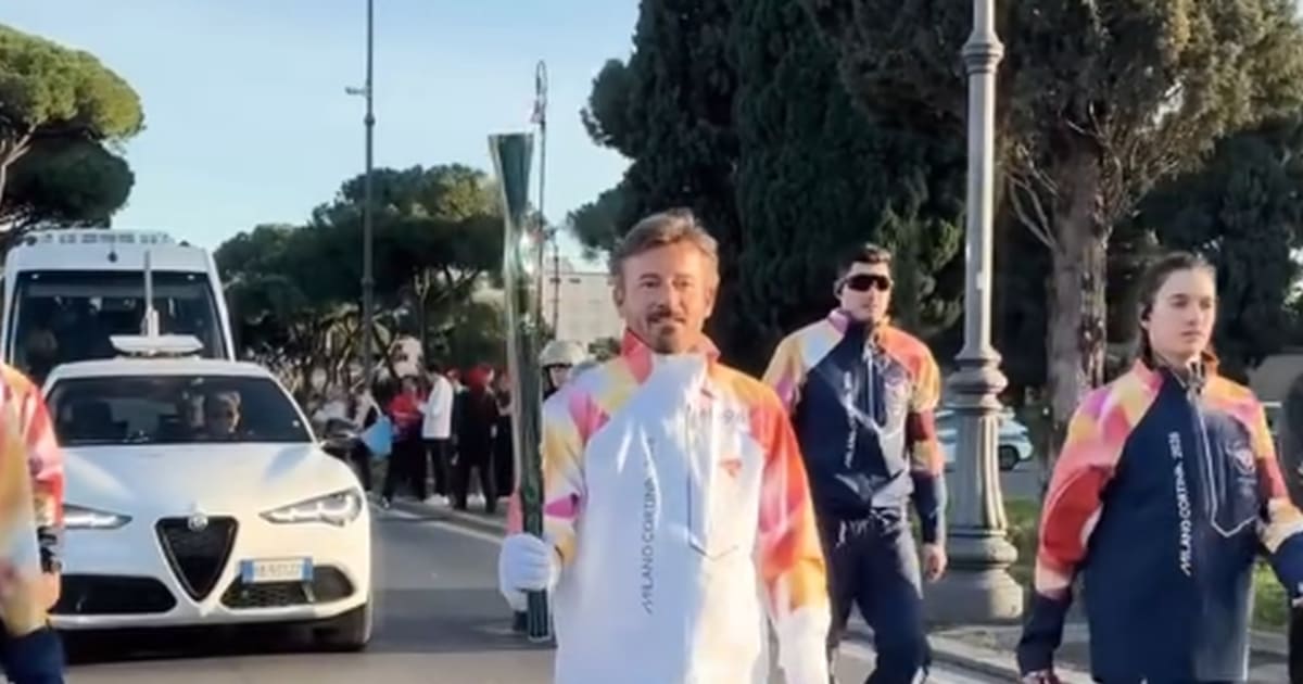 Max-Biaggi-54-und-Danilo-Petrucci-35-trugen-das-olympische-Feuer