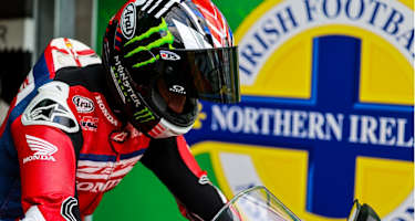 Jonathan Rea: Mit dem Motorrad im Fußballstadium