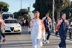 Max Biaggi (54) trug das olympische Feuer