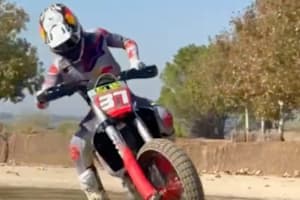 Pedro Acosta auf dem Flat-Track-Bike