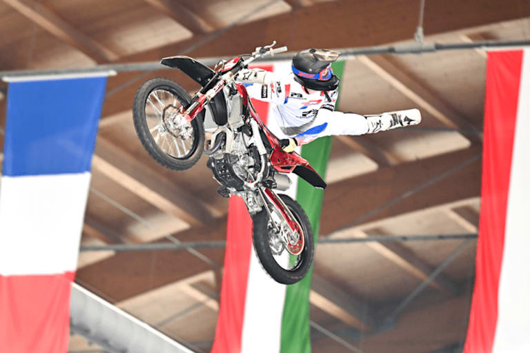 Volle Action mit Indoor-Motocross, FMX, Trial und Stuntshow