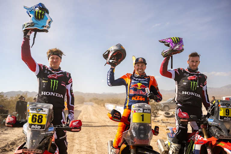 Daniel Sanders (KTM), flankiert von den Honda-Piloten Schareina und Brabec
