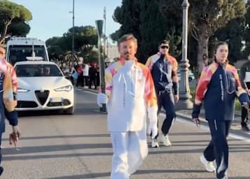 Max Biaggi (54) trug das olympische Feuer