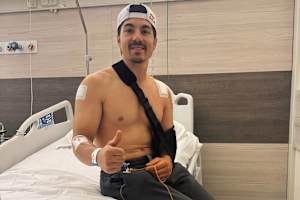 Maverick Vinales freut sich, dass die Schraube erfolgreich entfernt wurde