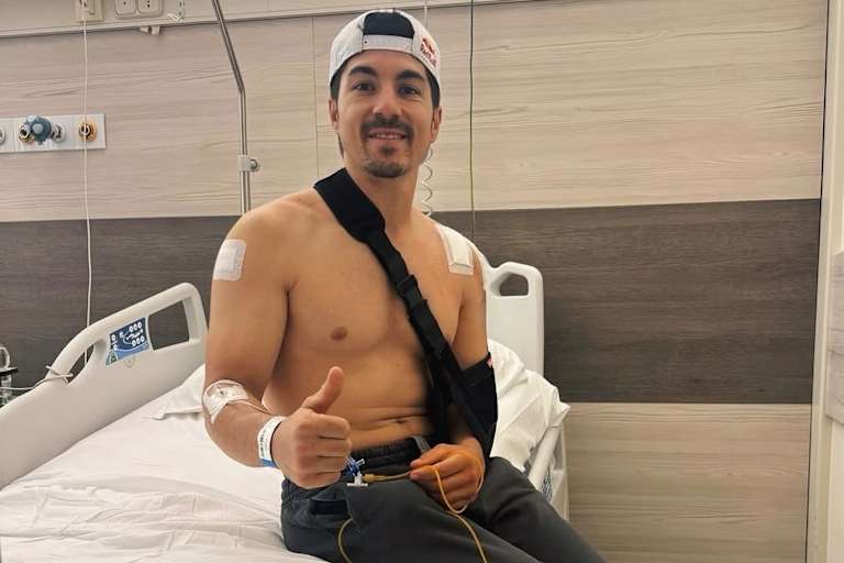 Maverick Vinales freut sich, dass die Schraube erfolgreich entfernt wurde