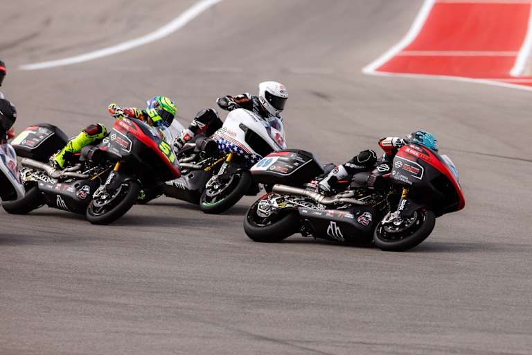 Mit den Renn-Harleys sind 60 Grad Schräglage möglich