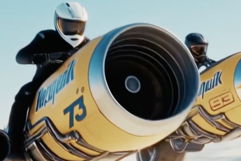 Marc und Alex Marquez im Werbeclip auf futuristischen «Motorrädern»