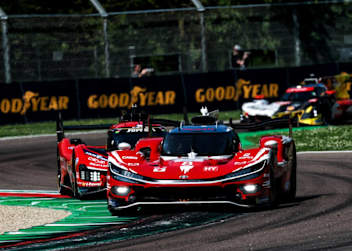 Toyota TR010 Hybrid vor Ferrari 499P in Imola