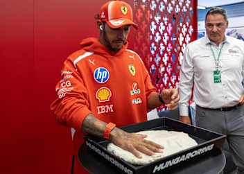Lewis Hamilton machte einen Handabdruck anlässlich der neuen Hamilton-Kurve