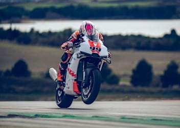 Die KTM 990 RC R, hier als «Track», soll MotoGP-Elemente zum Kunden bringen