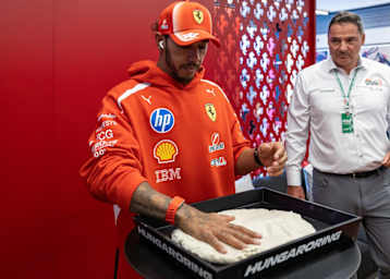 Lewis Hamilton machte einen Handabdruck anlässlich der neuen Hamilton-Kurve