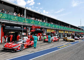 Boxenstopp bei Toyota mit beiden TR010 Hybrid