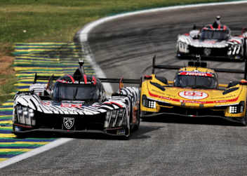 Der Peugeot 9X8 und der Ferrari 499P