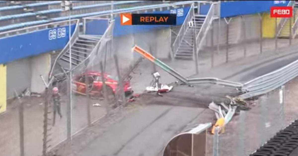 Incredible crash: BMW M6 GT3 smashes through crash barrier and hits ...