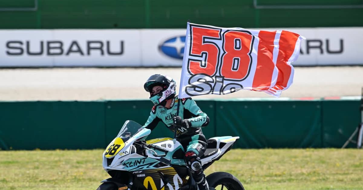 Mit-Simoncelli-Flagge-in-Misano-Paola-Ramos-eroberte-die-Herzen-der-Fans