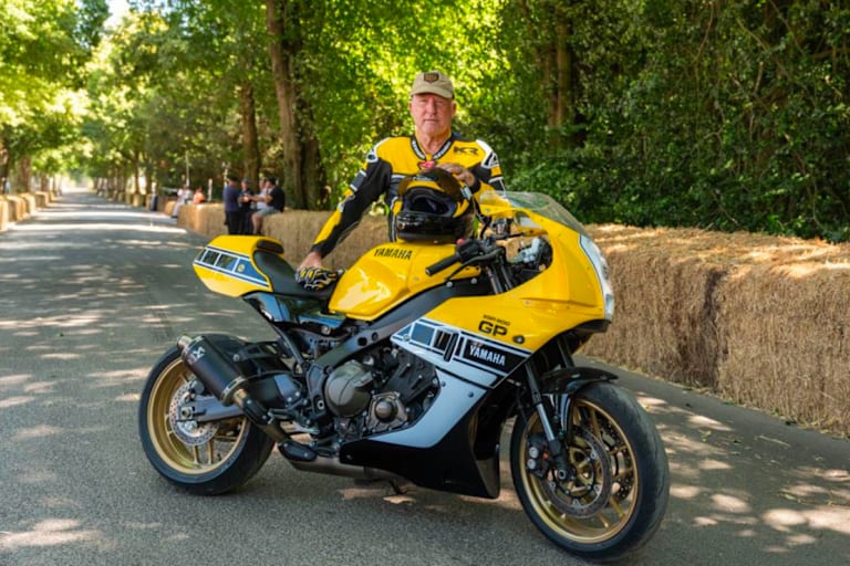 Kenny Roberts mit der Yamaha XSR900 GP