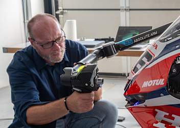 FIM-Mitarbeiter Ludovic Reignier kontrolliert die Verkleidung einer Honda