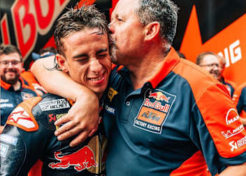 Pedro Acosta mit Crew-Chief Paul Trevathan in Spielberg