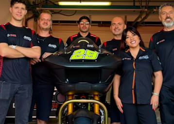 Andrea Iannone mit der Niti-Racing-Crew
