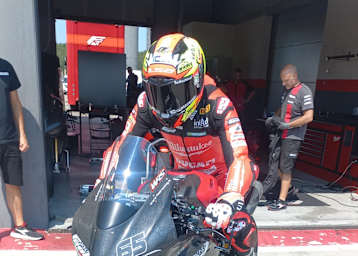 Philipp Öttl auf der neuen Ducati Panigale V2 für 2027