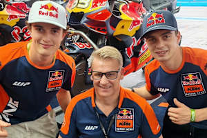Lucas und Sacha Coenen mit KTM-Rennsportchef Pit Beirer