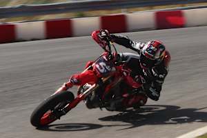 Johann Zarco beim Training mit dem Supermoto-Bike