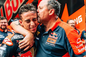 Pedro Acosta mit Crew-Chief Paul Trevathan in Spielberg