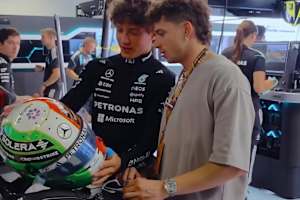 Kimi Antonelli zeigt Marco Bezzecchi seinen Monza-Helm