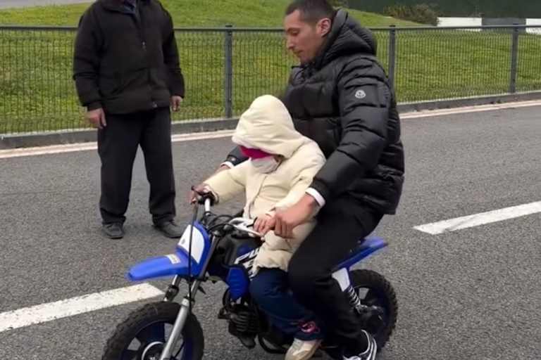 Toprak mit Almira auf dem Yamaha-PW50-Pocketbike