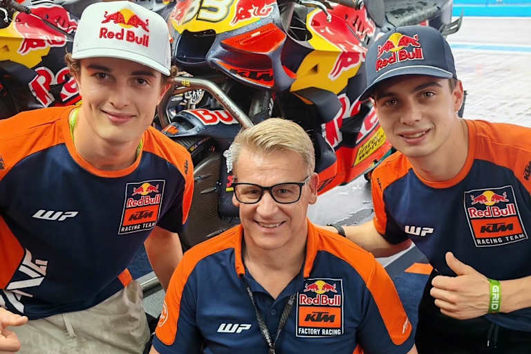 Lucas und Sacha Coenen mit KTM-Rennsportchef Pit Beirer