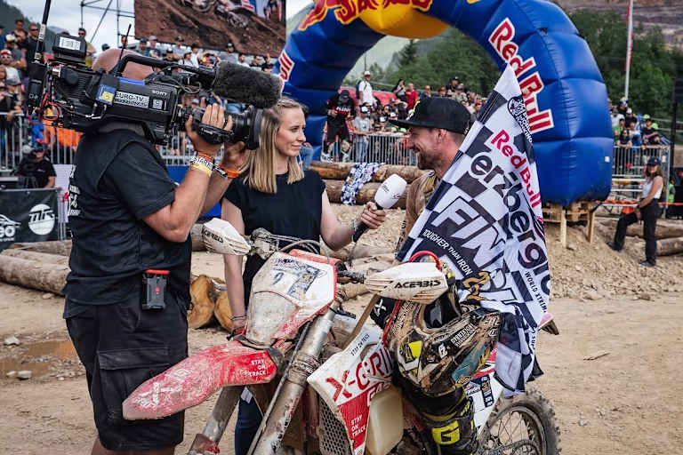 Dieter Rudolf nach seiner Zieldurchfahrt beim Erzbergrodeo