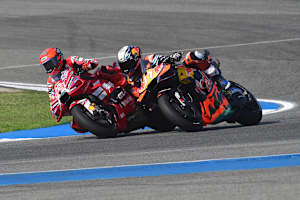 Das entscheidende Manöver: Marc Marquez (93) gegen Pedro Acosta