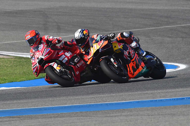 Das entscheidende Manöver: Marc Marquez (93) gegen Pedro Acosta