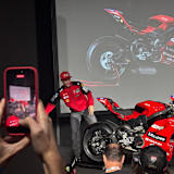 Marc Marquez enthüllt die Ducati-Replika 