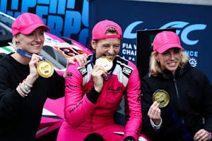 Sarah Bovy (Mitte) ist erfolgreiche Rennfahrerin