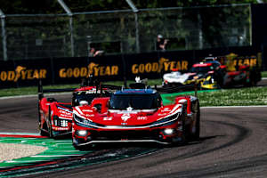 Toyota TR010 Hybrid vor Ferrari 499P in Imola