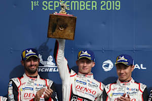 Mike Conway (Mitte) mit der RAC Tourist Trophy