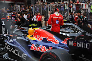 Hamilton guckt sich nach dem Monaco-GP die Autos von Mercedes und RBR an