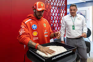 Lewis Hamilton machte einen Handabdruck anlässlich der neuen Hamilton-Kurve