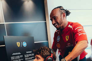 Lewis Hamilton albert herum mit Charles Leclerc