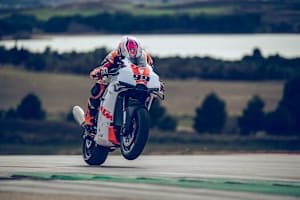 Die KTM 990 RC R, hier als «Track», soll MotoGP-Elemente zum Kunden bringen