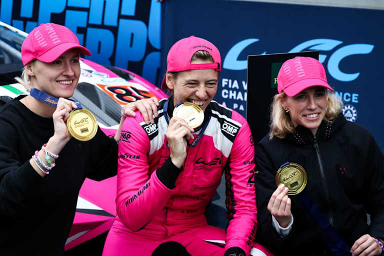 Sarah Bovy (Mitte) ist erfolgreiche Rennfahrerin