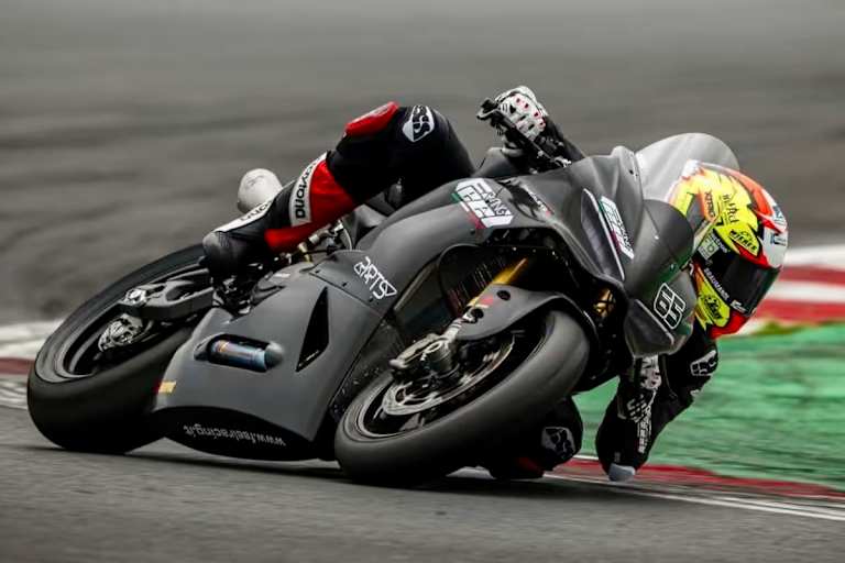Philipp Öttl auf der neuen Ducati Panigale V2