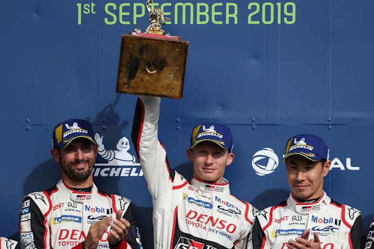 Mike Conway (Mitte) mit der RAC Tourist Trophy