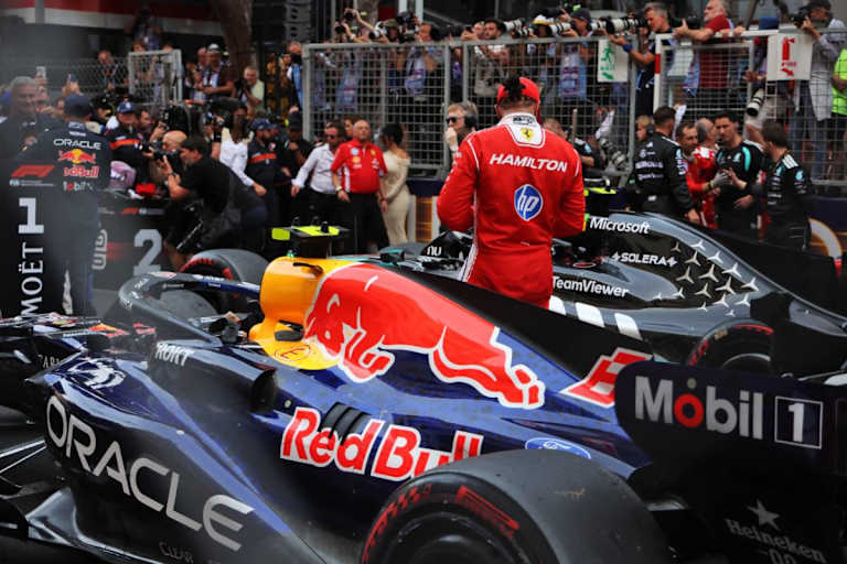 Hamilton guckt sich nach dem Monaco-GP die Autos von Mercedes und RBR an