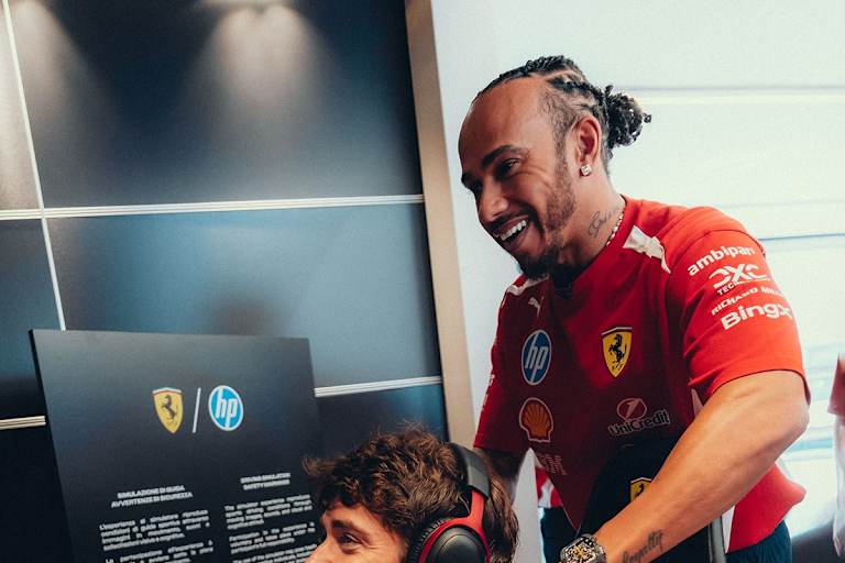 Lewis Hamilton albert herum mit Charles Leclerc