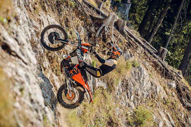 Hoch hinaus: KTM frischt die 300 EXC Hardenduro für das neue Modelljahr auf