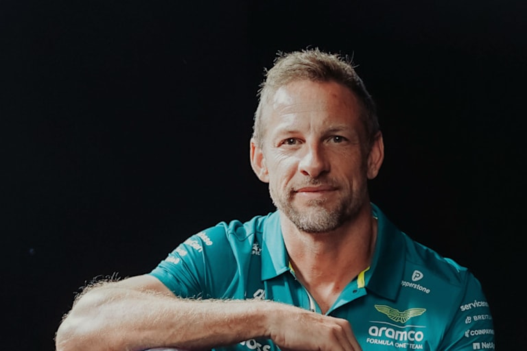Aston Martin-Markenbotschafter Jenson Button mit Helm von Fernando Alonso