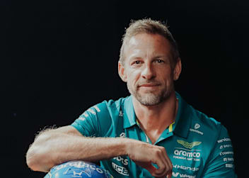 Aston Martin-Markenbotschafter Jenson Button mit Helm von Fernando Alonso